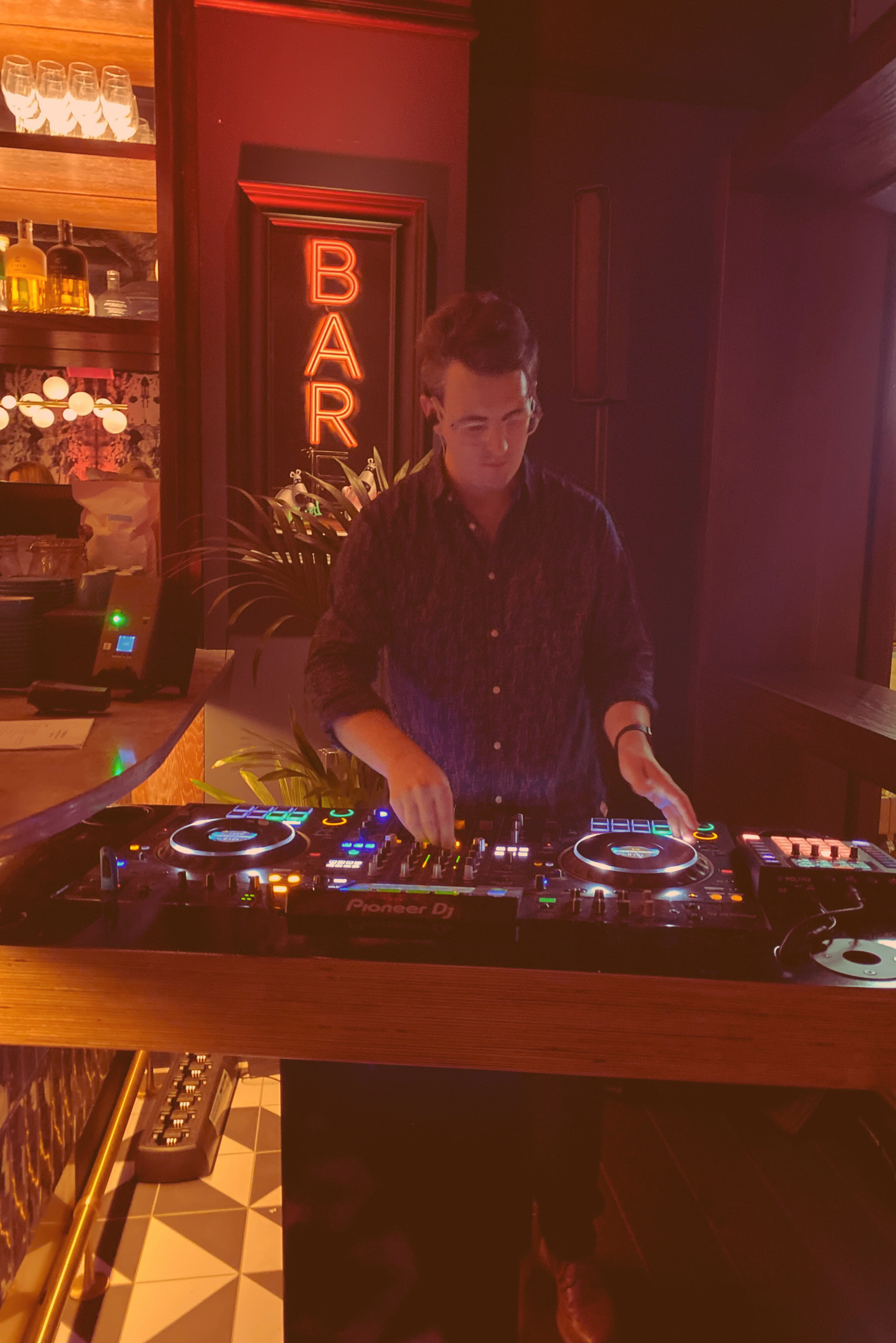 🎶 DJ sets across house, pop & Halloween anthems.